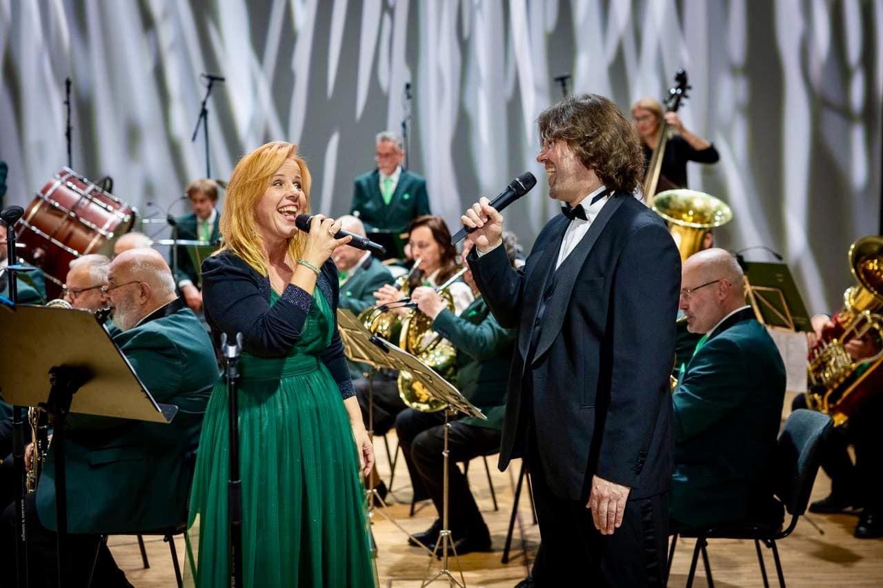 Markéta Amerighi v duetu s dechovým orchestrem v zelených sakách