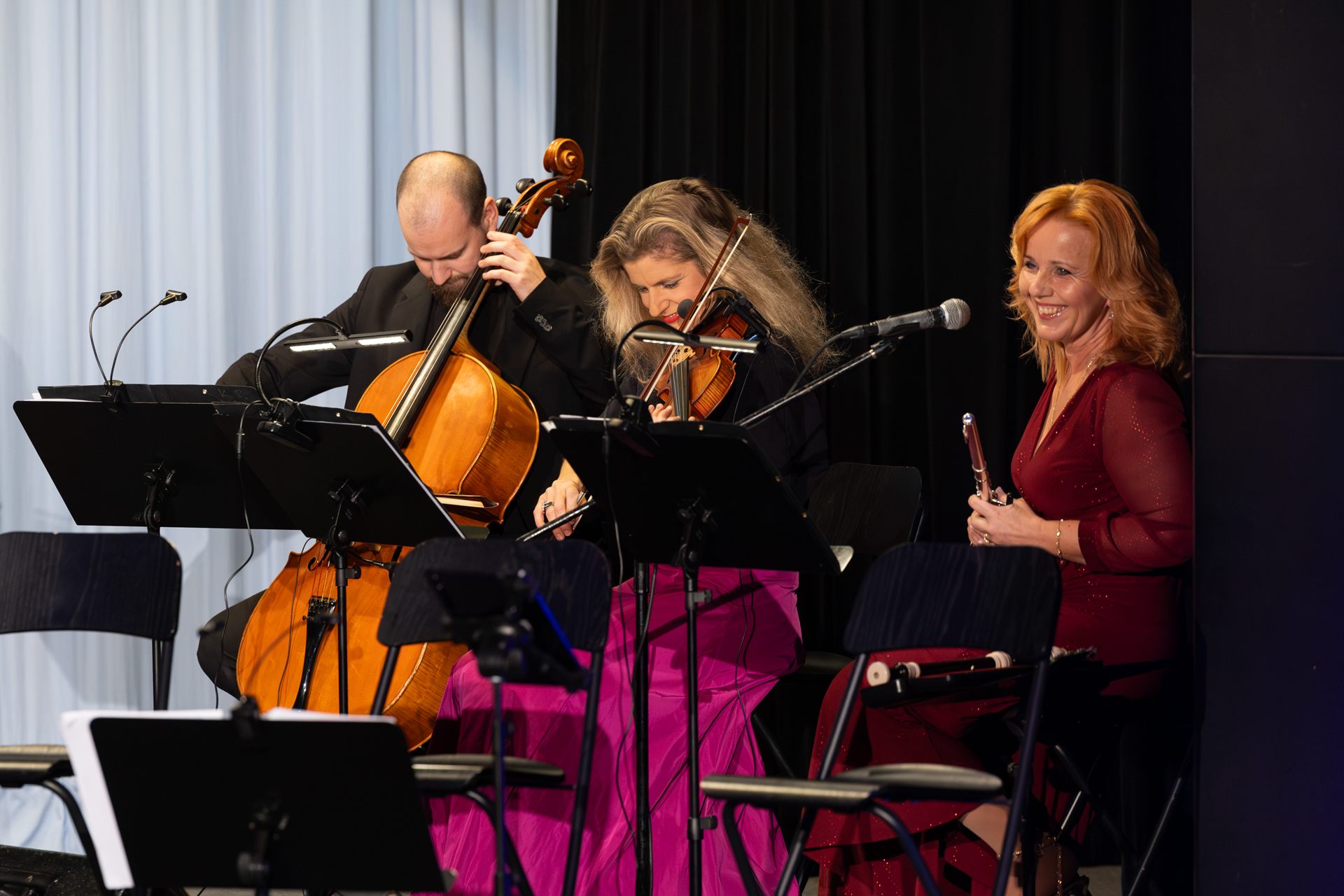 Markéta Amerighi zpívá s flétnou v triu s violoncellistou a houslistkou v Dobrovicích